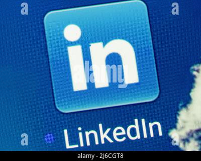 Dans cette illustration, le logo de l'application Linkedin s'affiche sur l'écran d'un smartphone Banque D'Images