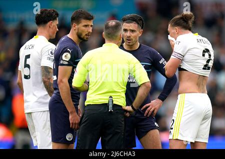 L'arbitre Paul Tierney (au centre) parle à Jack Grealish de Manchester City après que Stuart Dallas de Leeds United ait été blessé lors du match de la Premier League à Elland Road, Leeds. Date de la photo: Samedi 30 avril 2022. Banque D'Images