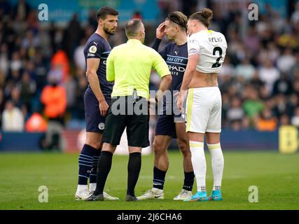 L'arbitre Paul Tierney (au centre) parle à Jack Grealish de Manchester City après que Stuart Dallas de Leeds United ait été blessé lors du match de la Premier League à Elland Road, Leeds. Date de la photo: Samedi 30 avril 2022. Banque D'Images