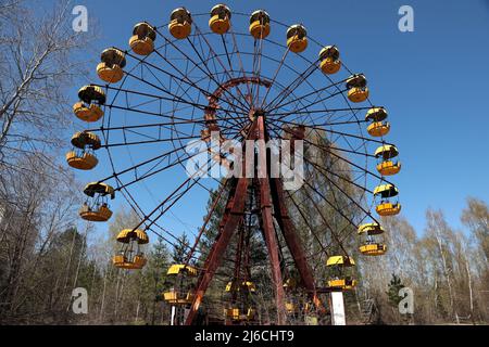 RÉGION DE KIEV, UKRAINE - 28 AVRIL 2022 - la grande roue est photographiée dans un parc d'attractions situé dans la ville fantôme de Prypiat abandonnée après le 19 Banque D'Images