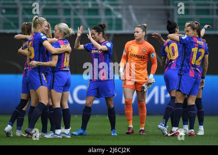 30 avril 2022, Basse-Saxe, Wolfsburg: Football, femmes: Ligue des champions, VfL Wolfsburg - FC Barcelone, knockout round, demi-finales, deuxième jambe à Volkswagen Arena. Les joueurs de Barcelone applaudissent. Photo: Swen Pförtner/dpa Banque D'Images