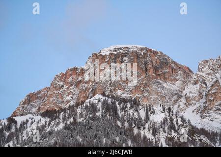 Vue du sud sur la Sass da Ciampac (Alta Badia, Dolomites, Alpes) avec forêt de montagne, neige fraîche et ciel bleu. Banque D'Images