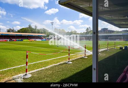 Arroser le terrain lors d'une belle journée ensoleillée avant le match Sky Bet League Two entre Crawley Town et Leyton Orient au People's Pension Stadium , Crawley , Royaume-Uni - 30th avril 2022 usage éditorial uniquement. Pas de merchandising. Pour les images de football, les restrictions FA et Premier League s'appliquent inc. Aucune utilisation Internet/mobile sans licence FAPL - pour plus de détails, contactez football Dataco Banque D'Images
