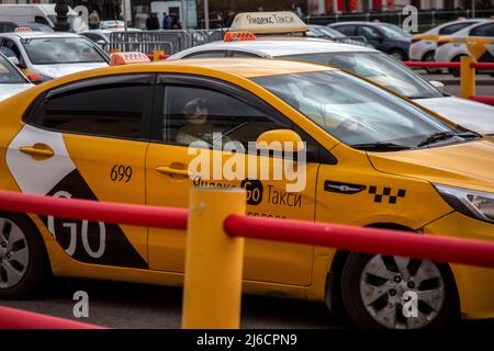 Moscou, Russie. 30th avril 2022. Un grand nombre de taxis urbains sont dans l'embouteillage sur la place Komsomolskaya dans le centre de Moscou, en Russie Banque D'Images