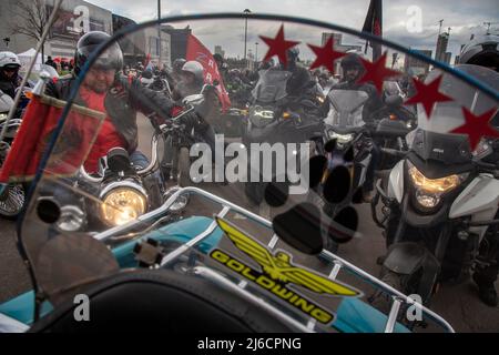 Moscou, Russie. 30th avril 2022. Motocyclistes du club de nuit Wolves lors d'un rallye moto en l'honneur de l'ouverture de la saison moto, sur le site du complexe d'exposition de Crocus City à Moscou, en Russie. Credit: Nikolay Vinokurov/Alay Live News Banque D'Images