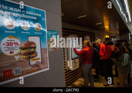 Moscou, Russie. 30th avril 2022.les clients sont vus dans un restaurant de restauration rapide McDonald's à la gare de Leningradsky à Moscou, en Russie. Les restaurants McDonald's opérant à Moscou sur une base de franchise continuent de fonctionner. Le 8 mars 2022, la chaîne de restauration rapide américaine a annoncé son intention de fermer temporairement tous ses restaurants russes dans le contexte de la situation actuelle en Ukraine Banque D'Images