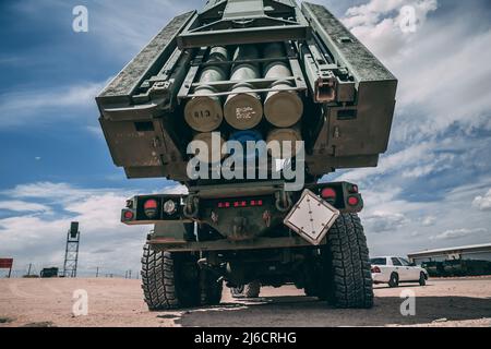 Twentynine Palms, États-Unis. 21 mai 2018. Un U.S. Marines corps M142 High-Mobility Artillery Rocket System connu sous le nom de HImars à la piste d'atterrissage de l'élément de combat aérien Marine corps Air Ground combat Centre, le 21 mai 2018 à Twentynine Palms, Californie. Crédit : Lcpl. William Chockey/US Marines photo/Alamy Live News Banque D'Images