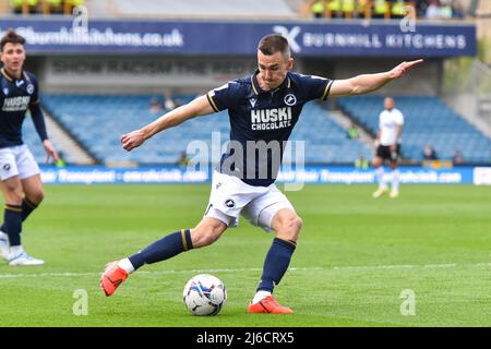 LONDRES, ROYAUME-UNI. AVR 30th Jed Wallace de Millwall en action lors du match de championnat Sky Bet entre Millwall et Peterborough à la Den, Londres, le samedi 30th avril 2022. (Credit: Ivan Yordanov | MI News) Credit: MI News & Sport /Alay Live News Banque D'Images