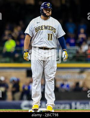 29 avril 2022 - Milwaukee Brewers premier baseman rowdy Tellez (11) se tient sur la deuxième base après avoir frappé un double lors de l'action de baseball MLB entre Chicago et Milwaukee à Miller Park à Milwaukee, WI. Banque D'Images