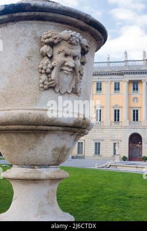 Como, Italie, novembre 2021 Sculpture dans le jardin de la villa de luxe Olmo dans la province de Côme, Italie, Lombardie sur les rives du lac de Côme. Banque D'Images