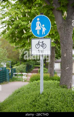 Huerth, NRW, Allemagne, 04 30 2022, panneau de signalisation allemand pour la marche et que le vélo est autorisé Banque D'Images