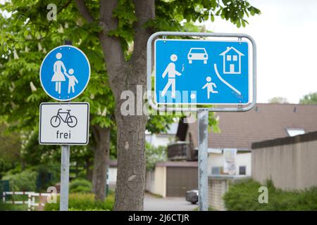 Huerth, NRW, Allemagne, 04 30 2022, panneau de signalisation allemand pour la marche et que le vélo est autorisé Banque D'Images