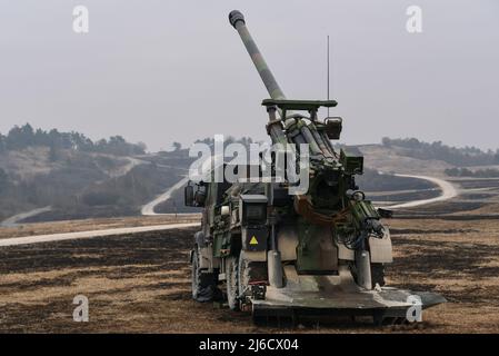 Grafenwoehr, Allemagne. 05 mars 2018. Des artilerymen de l'armée française lors d'une mission de tir en direct avec l'obusier autopropulsé César pendant l'exercice Front dynamique à la zone d'entraînement de Grafenwoehr, le 5 mars 2018 à Grafenwoehr, Allemagne. Crédit: Markus Rauchenberger/US Army photo/Alay Live News Banque D'Images