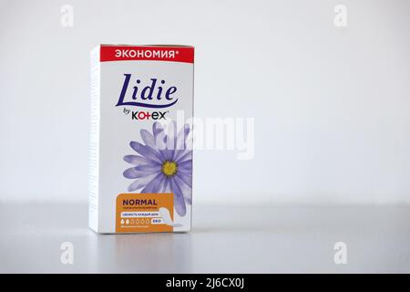 TERNOPIL, UKRAINE - 29 AVRIL 2022 : boîte de coussinets féminins Kotex Lidie sur fond blanc Banque D'Images