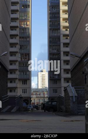 Voie étroite entre les immeubles d'appartements Banque D'Images