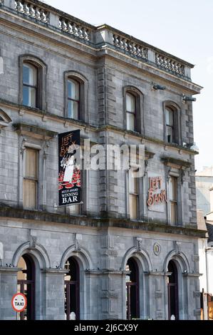 Kilkenny, Irlande - 20 avril 2022 : le bar à vin de la rive gauche à Kilkenny, Irlande. Banque D'Images