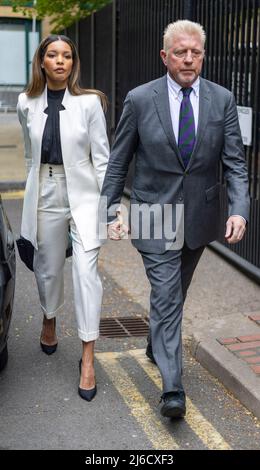 le pic montre: Boris Becker arrive dans sa cravate de Wimbledon dans le reflet de la fenêtre de son taxi noir sur arriver avant sa peine pour insolvabilité a Banque D'Images