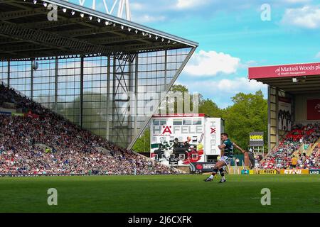 Leicester, Royaume-Uni. 30th avril 2022. Vue générale comme Freddie Burns lance une conversion pour Leicester lors du match de rugby Gallagher Premiership entre Leicester Tigers et Bristol Rugby au Mattioli Woods Welford Road Stadium, Leicester, Royaume-Uni, le 30 avril 2022. Photo de Simon Hall. Utilisation éditoriale uniquement, licence requise pour une utilisation commerciale. Aucune utilisation dans les Paris, les jeux ou les publications d'un seul club/ligue/joueur. Crédit : UK Sports pics Ltd/Alay Live News Banque D'Images