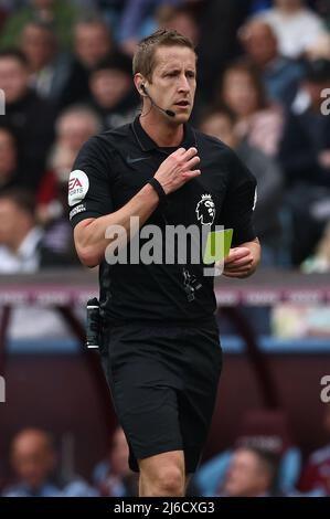 Birmingham, Angleterre, le 30th avril 2022. Arbitre John Brooks lors du match de la Premier League à Villa Park, Birmingham. Le crédit photo doit être lu : Darren Staples / Sportimage Banque D'Images