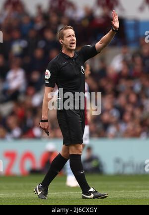 Birmingham, Angleterre, le 30th avril 2022. Arbitre John Brooks lors du match de la Premier League à Villa Park, Birmingham. Le crédit photo doit être lu : Darren Staples / Sportimage Banque D'Images