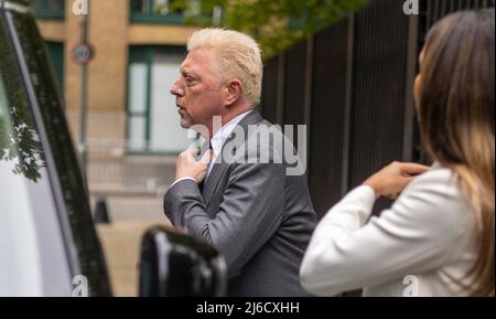 le pic montre: Boris Becker redresse sa cravate de Wimbledon dans la fenêtre de réflexion d'un taxi. Arrive dans sa cravate de Wimbledon dans le reflet de TH Banque D'Images