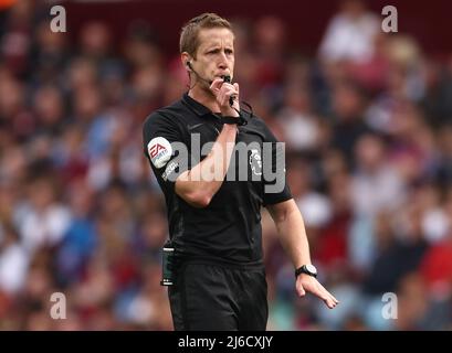 Birmingham, Angleterre, le 30th avril 2022. Arbitre John Brooks lors du match de la Premier League à Villa Park, Birmingham. Le crédit photo doit être lu : Darren Staples / Sportimage Banque D'Images