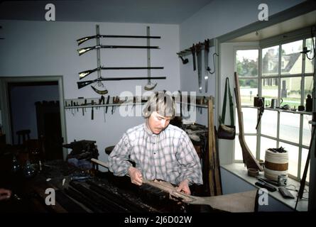 Williamsburg, Virginie. ÉTATS-UNIS 9/1987. Maître-gunsmith pour fusils, pistolets et fusils de chasse coloniaux du 18th siècle. À l'aide d'outils de gunsmiting de 18th siècles, faites fabriquer chaque arme à feu de bois à serrure. Banque D'Images