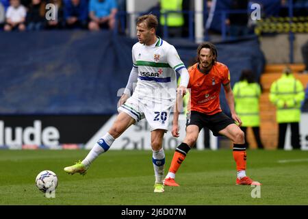 BIRKENHEAD, ROYAUME-UNI. AVRIL 30th Samuel Hart d'Oldham Athletic se livre aux défenses d'Elliott Nevitt de Tranmere Rovers lors du match de la Sky Bet League 2 entre Tranmere Rovers et Oldham Athletic au parc de Prenton, à Birkenhead, le samedi 30th avril 2022. (Credit: Eddie Garvey | MI News) Credit: MI News & Sport /Alay Live News Banque D'Images