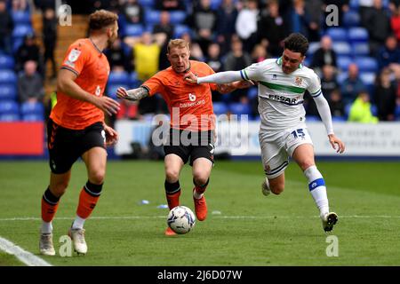 BIRKENHEAD, ROYAUME-UNI. AVRIL 30th les défenses de Nicky Adams d'Oldham Athletic avec Josh Hawkes de Tranmere Rovers lors du match de Sky Bet League 2 entre Tranmere Rovers et Oldham Athletic à Prenton Park, Birkenhead, le samedi 30th avril 2022. (Credit: Eddie Garvey | MI News) Credit: MI News & Sport /Alay Live News Banque D'Images