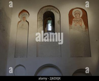 Fresques romanes représentant deux saints. Transept du Temple Cristo de la Luz, ancienne mosquée, construite à la fin du 10th siècle et transformée en église chrétienne au 12th siècle. Tolède, Castille-la Manche, Espagne. Banque D'Images