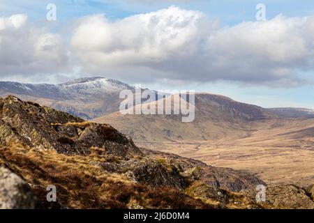 En regardant vers la chaîne de montagne de Carneddau, avec un sommet enneigé de Carnedd Llewelyn et de Pen yr Helgu du, du côté de Moel Siabod Banque D'Images