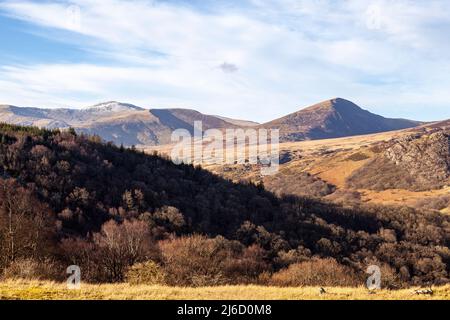 En regardant vers la chaîne de montagne de Carneddau, avec un Carnedd Llewelyn enneigé, Pen yr Helgu du et Pen Llithrig Yr Wrach, du côté de Moel si Banque D'Images