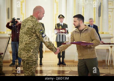 Kiev, Ukraine. 29 avril 2022. Le président ukrainien Volodymyr Zelenskyy présente les Prix de l'Etat lors d'une médaille pour les membres des forces armées ukrainiennes au palais Mariyinsky, le 29 avril 2022 à Kiev, en Ukraine. Credit: Présidence de l'Ukraine/Présidence de l'Ukraine/Alamy Live News Banque D'Images