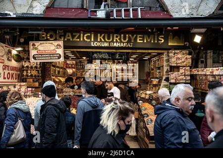 30 avril 2022, Istanbul, Turquie: Les gens passent devant un magasin de vendeurs de noix dans le bazar d'Eminonu des achats occupés ont été vus au bazar dans le district d'Eminonu à Istanbul pour la fête du Ramadan. Ils ont acheté des bonbons, des délices turcs et des noix pour servir leurs invités. (Credit image: © Onur Dogman/SOPA Images via ZUMA Press Wire) Banque D'Images