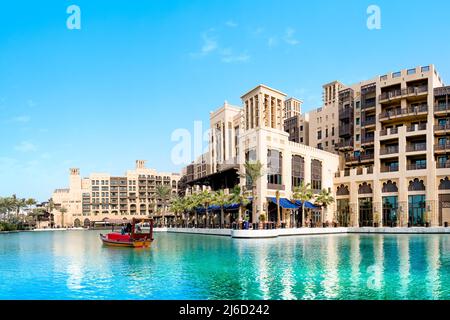 Dubai, Émirats Arabes Unis - 14 mars 2022 : un bel hôtel de luxe dans la plus célèbre station Madinat Jumeirah à Dubaï avec des bâtiments de style arabe, c Banque D'Images