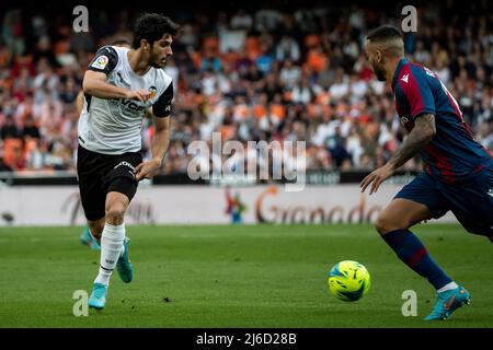 Valence, Espagne, 30 avril 2022. Gonzalo Guedes de Valencia CF (L) et l'avant de Levante Ruben Vezo lors du match de la Liga entre Valencia cf et Levante UD. Photo de Jose Miguel Fernandez /Alamy Live News ) Banque D'Images