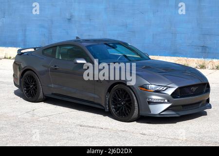 Ford Mustang GT Performance Pack 2021 niveau 1 sur chaussée. Banque D'Images