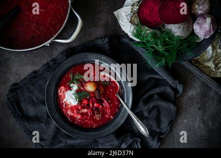 Soupe traditionnelle de betteraves d'Europe de l'est, borscht servi avec de l'aneth et de la crème aigre Banque D'Images