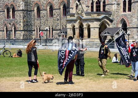 Ottawa, Canada - le 30 avril 2022 : Manifestant avec un drapeau Trump 2024 à la manifestation de convoi de motards de Rolling Thunder Ottawa pour protester contre les mandats de vaccination et de masque et le gouvernement en général, les mêmes questions que le convoi de camionneurs plus tôt dans l'année qui a fermé de nombreuses rues et entreprises à Ottawa. L'idée originale était d'inonder le centre-ville de motocyclettes, mais la police est intervenue pour empêcher que cela ne se produise. Banque D'Images