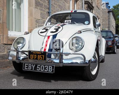 Vue de face d'une Volkswagen Type 1 Beetle, blanc,1964. Voici une réplique du film "Herbie Rides Again", phares antibrouillard et marchepieds de Carello. Banque D'Images