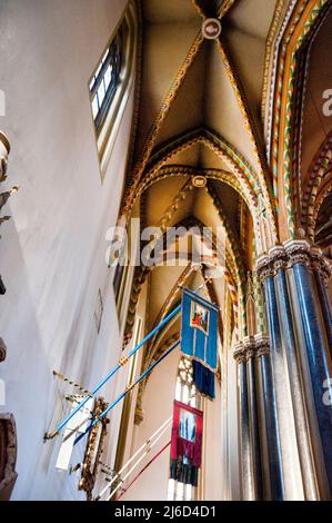 Plafond voûté côtelé peint de l'église paroissiale de la ville intérieure de Budapest, Hongrie. Banque D'Images