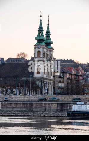 Tours jumelles du mobilier baroque italien Ann paroisse sur le Danube à Budapest, Hongrie. Banque D'Images