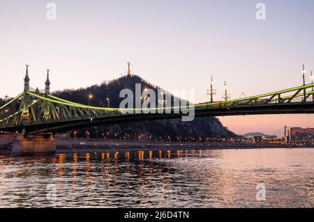 Pont de la liberté à travers le Danube jusqu'à la Statue de la liberté à Budapest, Hongrie. Banque D'Images