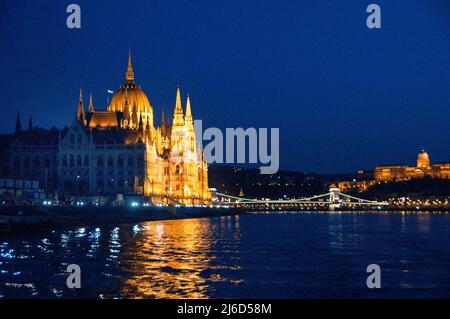 Bâtiment du Parlement hongrois, pont de la chaîne Széchenyi et château de Buda sur le Danube à Budapest. Banque D'Images