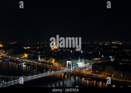 Pont Elizabeth enjambant le Danube de la Citadelle sur le côté Buda de Budapest en Hongrie. Banque D'Images