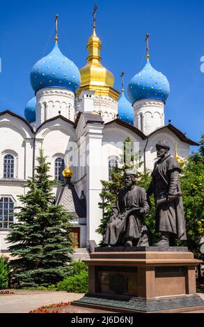 Kazan - 16 juin 2021 : monument aux architectes du Kremlin de Kazan sur le fond de la cathédrale d'Annonciation au Kremlin de Kazan, Tatarstan, Russie. Vieux russe O Banque D'Images