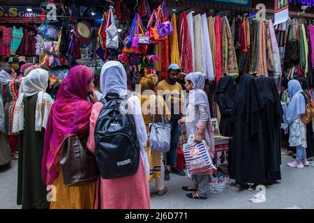 Les femmes cachemiri ont vu faire du shopping avant le festival musulman Eid-al-Fitr sur un marché local à Srinagar. Les marchés du monde musulman sont témoins d’une énorme ruée vers les achats en préparation à l’Eid al-Fitr, une célébration qui marque la fin du mois musulman de jeûne du Ramadan. (Photo par Faisal Bashir / SOPA Images/Sipa USA) Banque D'Images