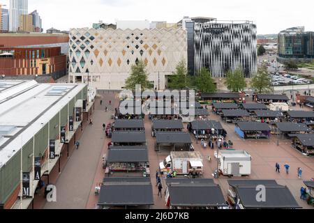 Leeds City commercialise un marché en plein air vu d'en haut avec la toile de fond du magasin John Lewis, Leeds, West Yorkshire, Angleterre, Royaume-Uni Banque D'Images