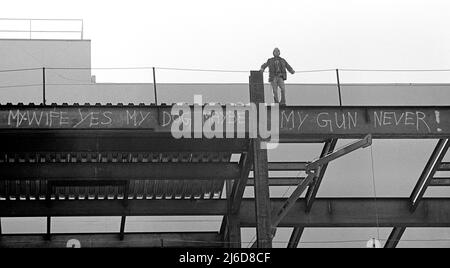 Ma femme oui mon chien peut-être mon fusil jamais! Message Pro Gun écrit sur une poutre d'acier d'un bâtiment en construction à San Francisco, Californie Banque D'Images