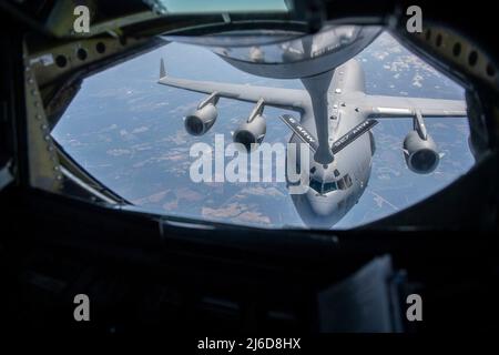 Un C-17 Globemaster III de la U.S. Air Force, affecté à la base interarmées de Charleston, en Caroline du Sud, descend après avoir reçu du carburant d'un KC-135 Stratotanker affecté à la base aérienne de MacDill, en Floride, au-dessus du sud-est des États-Unis, le 21 avril 2022. Le C-17 est capable de livrer rapidement et de façon stratégique des troupes et divers types de marchandises aux principales bases d'exploitation ou directement aux bases de déploiement dans la zone de déploiement. Le C-17 est exploité par Air Mobility Command à partir de Travis AFB, Californie; Dover AFB, Delaware. Base conjointe Lewis-McChord, Washington; base conjointe Charleston et base conjointe McGuire-dix-Lakehurst, Banque D'Images